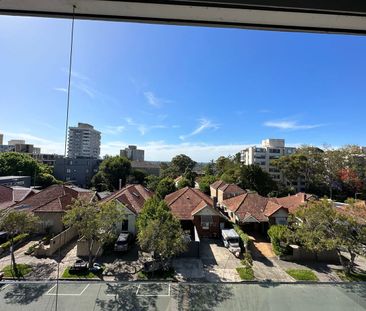 Bright, ultra convenient, large apartment with views - Photo 1