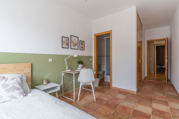 Cozy room with semi-private bathroom in Estrecho - Photo 1