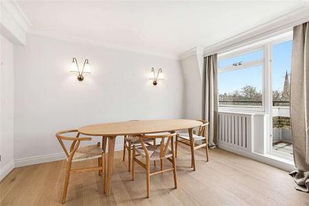 A three double bedroom apartment situated on the fourth floor (with lift) of a white stucco fronted building on Onslow Square SW7. - Photo 4