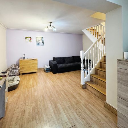 Semi-detached House to rent - Bill Street Road, Rochester, ME2 - Photo 4