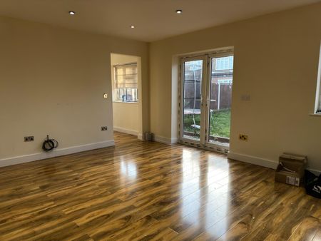 St. Marys Avenue North, Greater London, UB2 - Photo 2