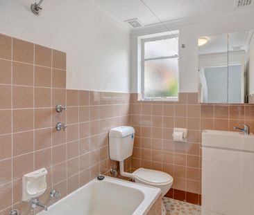 Neat, renovated kitchen with dishwasher and electric cooktop - Photo 3