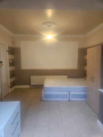 Room in a Shared House, Edgefield Avenue, IG11 - Photo 5