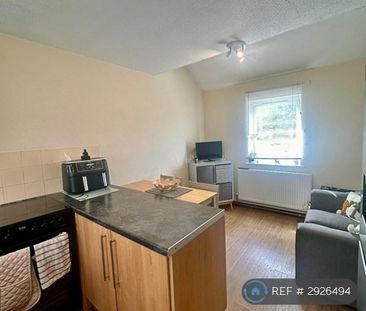 1 bedroom in a house share to rent - Photo 2
