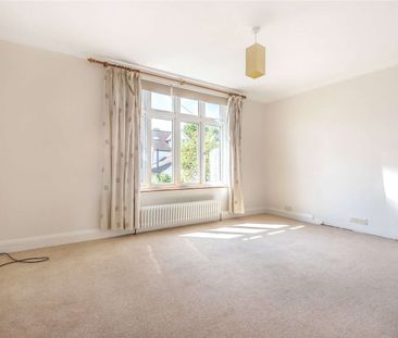 A well presented family home ideally located for town and station - Photo 3
