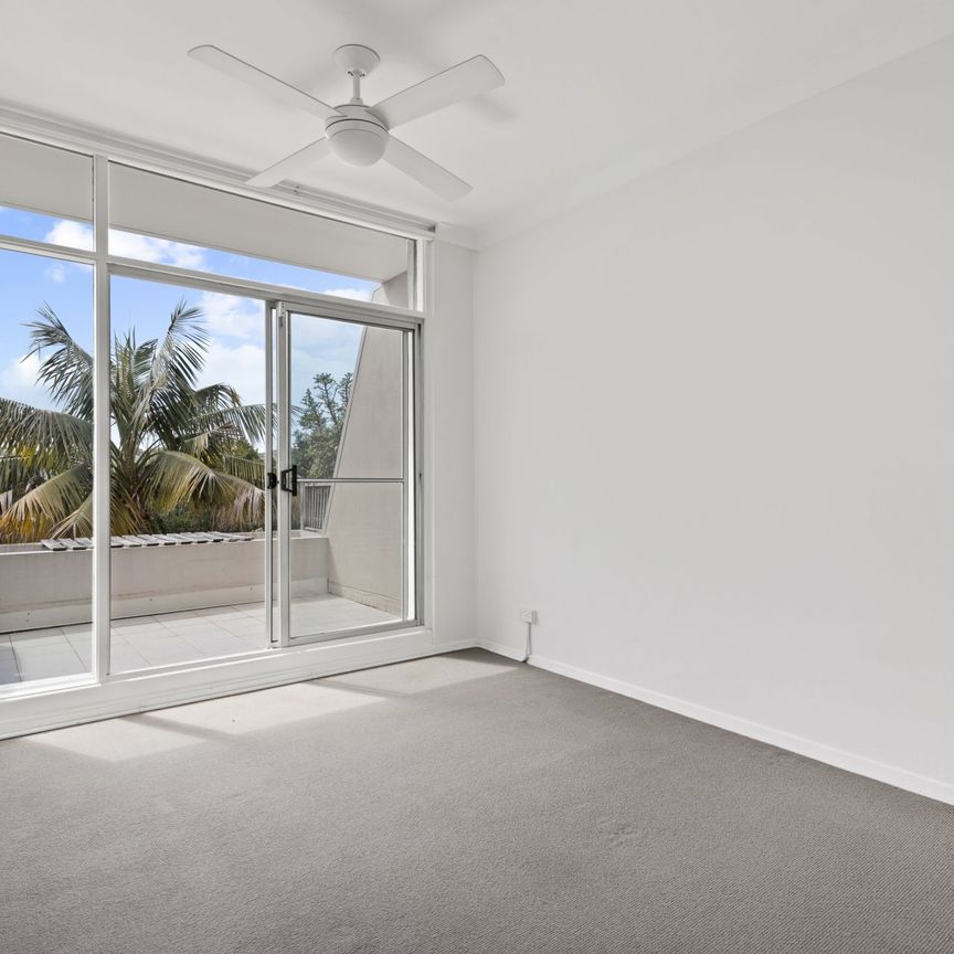 Spacious three level Townhouse. - Photo 1
