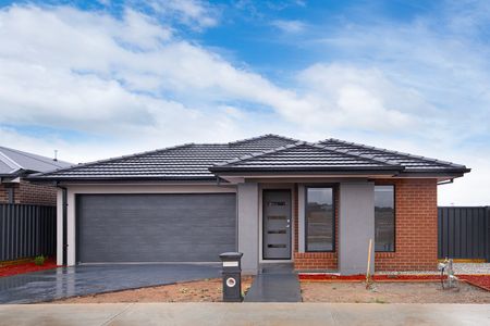 Modern home, offering comfortable living with low maintenance - Photo 4