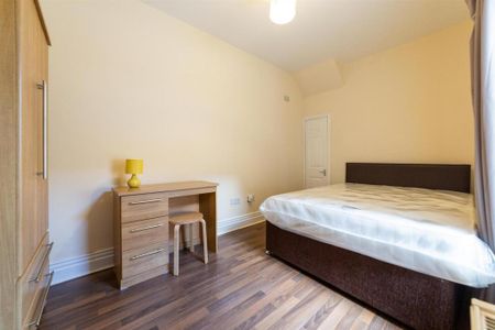 3 bedroom flat to rent - Photo 4