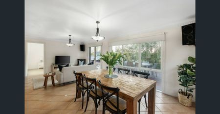 Modern 3-Bedroom House with Pool Views! - Photo 2