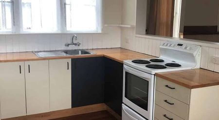 Close to town, tidy home - Photo 4