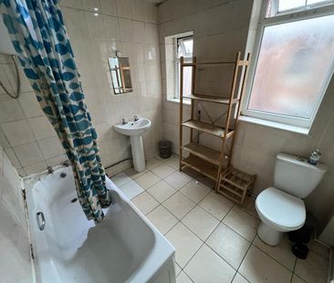 8 bedroom semi-detached house to rent - Photo 2