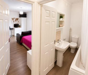 Studio to rent - Photo 2