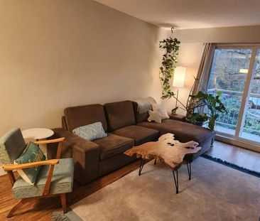 Spacious 1 bedroom, a block to Kits beach - Photo 2