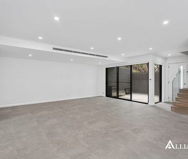 Luxurious 4-Bedroom Duplex - Photo 2
