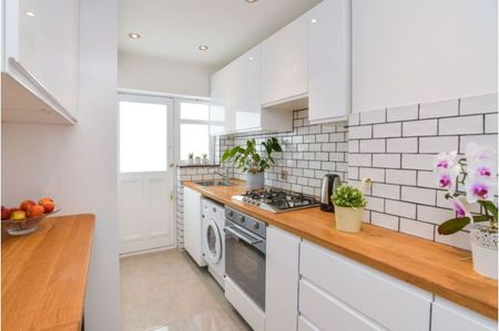 LOOK NO FURTHER! Fabulous 2 Bed Flat To Let in SE20 - Photo 4