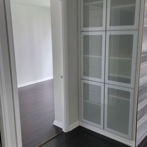 Large 1+1(2nd bedroom) Unit with Parking and Locker - Photo 2