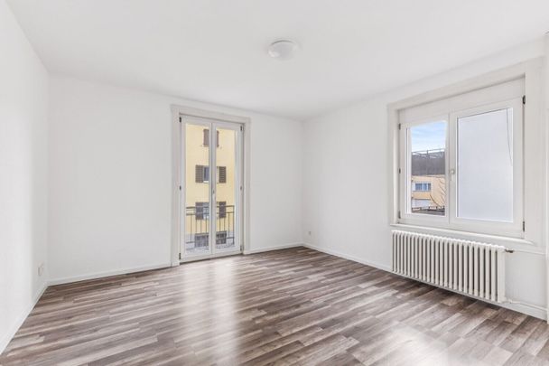 Recently renovated three-room apartment with balcony on the 1st floor, 8052 Zurich - Photo 1
