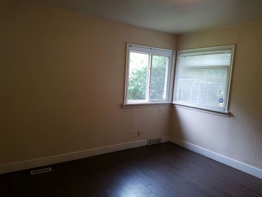 3 BDRMS MAINFLOOR FOR RENT IN PARKHILL SW NEAR STAMPEDE! - Photo 1