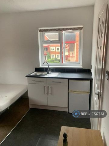 1 bedroom in a house share to rent - Photo 2