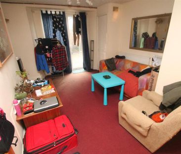 3 bedroom ground floor flat to rent - Photo 2