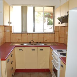 2 Bedroom Apartment + Lock Up Garage! In Ideal Location! - Photo 2