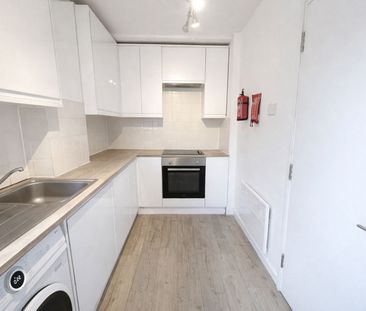 Room in a Shared Flat, Guildford Road, SW8 - Photo 2