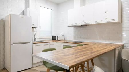 Room in a shared 4-bedroom apartment for rent in l'Antiga Esquerra de l'Eixample (Professionals only, couples allowed, students allowed) - Photo 5