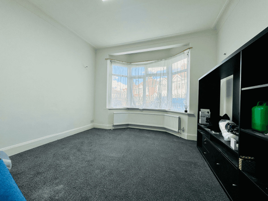 Linden Avenue, Hounslow, TW3 - Photo 1