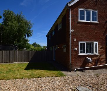 4 bedroom semi-detached house to rent - Photo 2