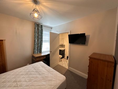 4 en-suite bedroom house - Photo 3