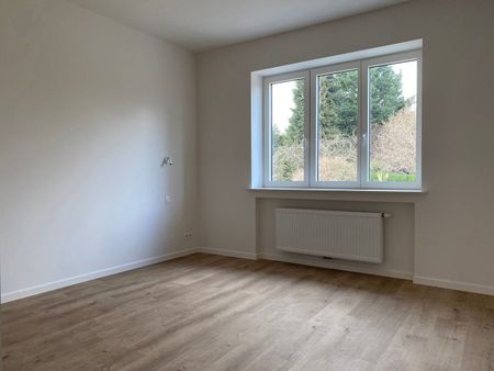 Prachtig volledig gerenoveerd duplex appartement met terras, ideaal gelegen op 50m van de Duitse school en op 500m van tramhalte (Tram 39). - Photo 2