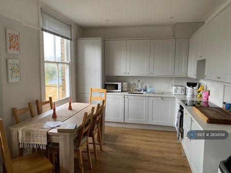 3 bedroom maisonette to rent - Photo 2