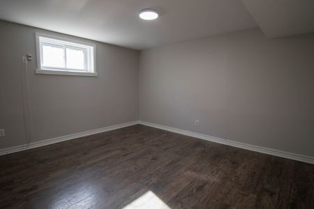 **ALL INCLUSIVE** Large 1 Bedroom Lower Unit in Welland!! - Photo 3