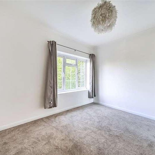 Hollies Avenue, West Byfleet, Surrey, KT14 - Photo 1