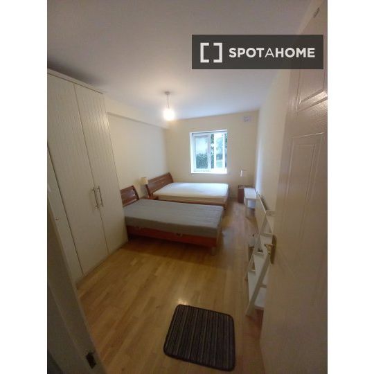 Bed for rent in 2-bedroom apartment in Waterville, Dublin - Photo 1