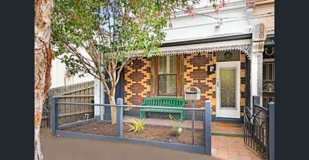 Charming Victorian Cottage: Your Tranquil Courtyard Oasis Awaits! - Photo 3