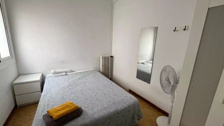 Room in a shared 5-bedroom apartment for rent in l'Antiga Esquerra de l'Eixample. - Photo 2