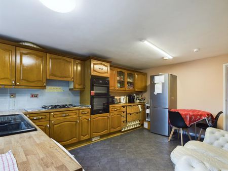 1 bedroom in a house share to rent - Photo 2