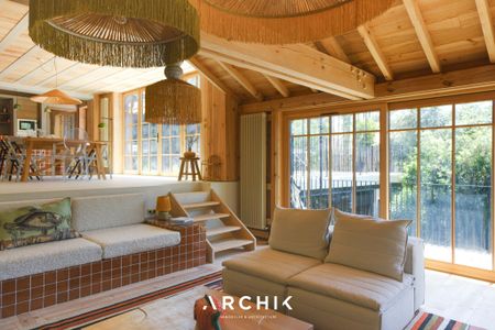 Architecture d'inspiration Ferret-Capienne, cette maison de 210 m2 construite en 1969 s'inscrit sur un beau terrain arboré d'environ 1 150 m2, idéalement situé à proximité immédiate de la plage et du village de l'Herbe au Cap Ferret. - Photo 4