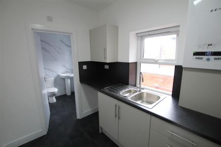 4 bedroom flat to rent - Photo 3