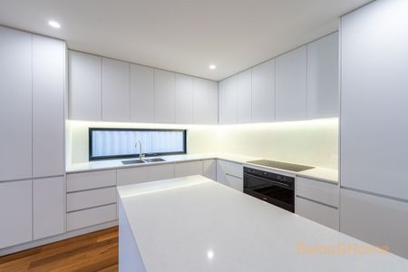 Spacious Contemporary Townhouse. - Photo 5