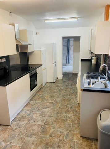 5 bedroom townhouse to rent - Photo 2