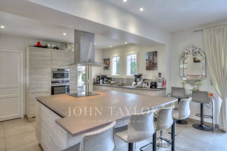 Maison à louer Mougins, Cote d'Azur, France7 500 EUR / Mois - Photo 2