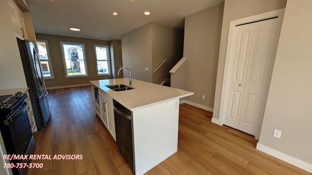 BRAND NEW 3 BED, 2.5 BATH 2 STOREY TOWNHOUSE W/A DOUBLE DETACHED GARAGE IN THE COMMUNITY OF SOUTH SHORE CHESTERMERE - Photo 4