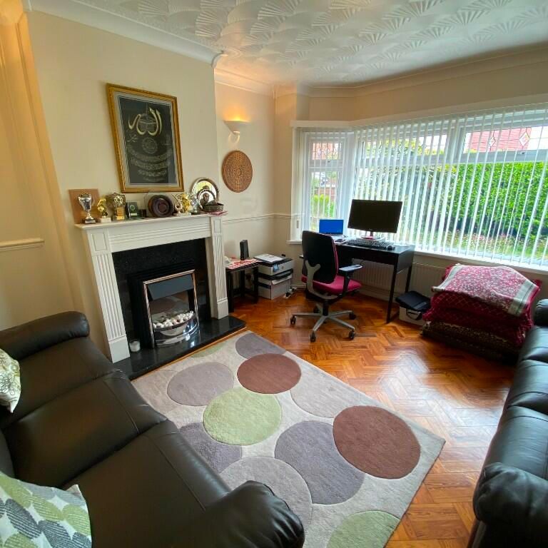 £1,800 PCM, Spacious Furnished Four Bedroom Semi-Detached House with Off-Road Parking and Enclosed Garden in Hampton Court Road, Penylan, Cardiff, CF23 9DH - Photo 1