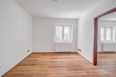 Prostorný 4+kk po rekonstrukci s garáží a zahradou v klidné lokalitě Úval - Fotografie 2