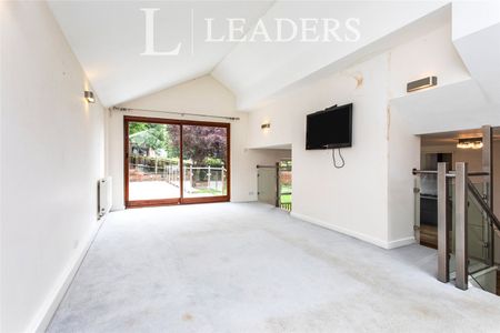 4 bedroom house to rent Coniston Way, Reigate, Surrey, RH2 - Photo 2