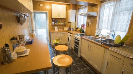 4 Bedroom House To Rent in Wallisdown - £1,800 pcm Tenancy Info - Photo 5