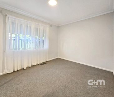 Bright and Airy 3-Bedroom Family Home with Large Open Spaces! - Photo 4