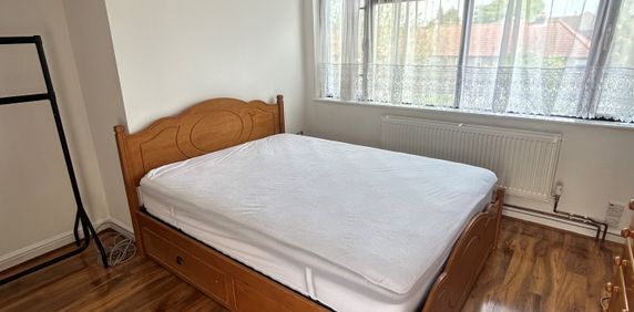 Church Rise, Chessington - Photo 2